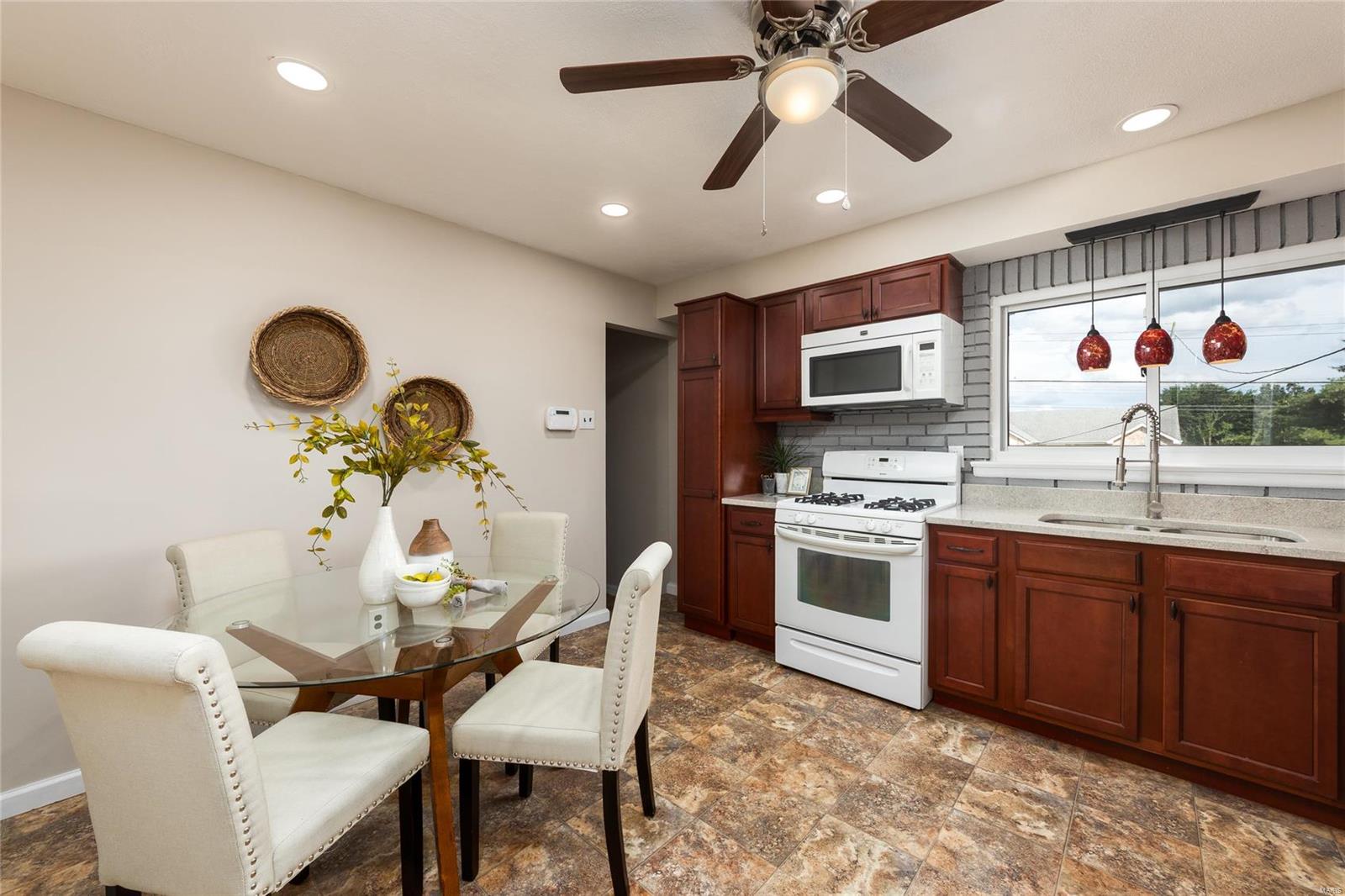 11028 Patsy Drive St. Louis, MO 63123 - Photo 5 of 17 Gallery Image 5