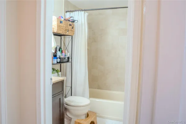 $2,500 | 210 Fulton Street, Unit 1F, Farmingdale, NY 11735