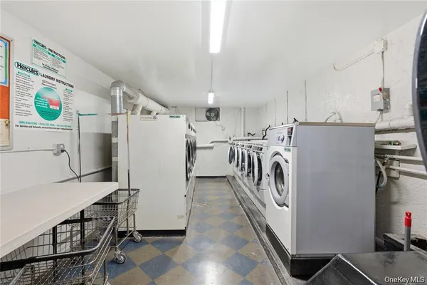 $2,500 | 210 Fulton Street, Unit 1F, Farmingdale, NY 11735