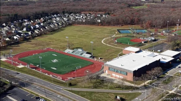 $2,500 | 210 Fulton Street, Unit 1F, Farmingdale, NY 11735