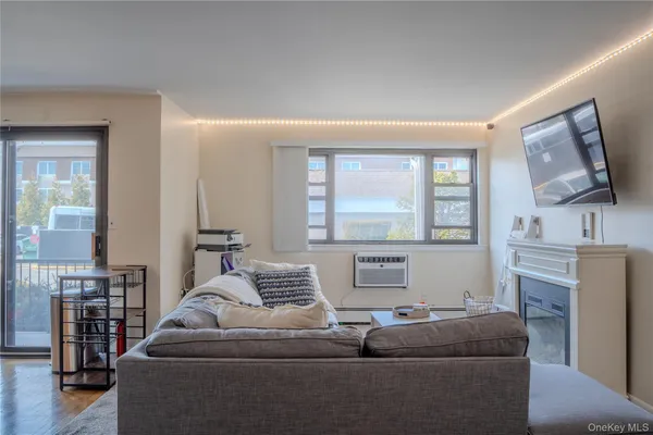 $2,500 | 210 Fulton Street, Unit 1F, Farmingdale, NY 11735