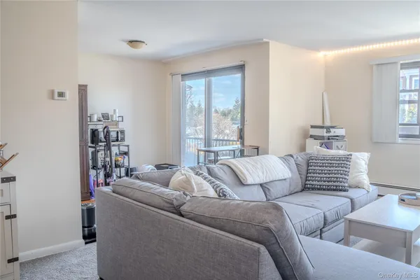 $2,500 | 210 Fulton Street, Unit 1F, Farmingdale, NY 11735