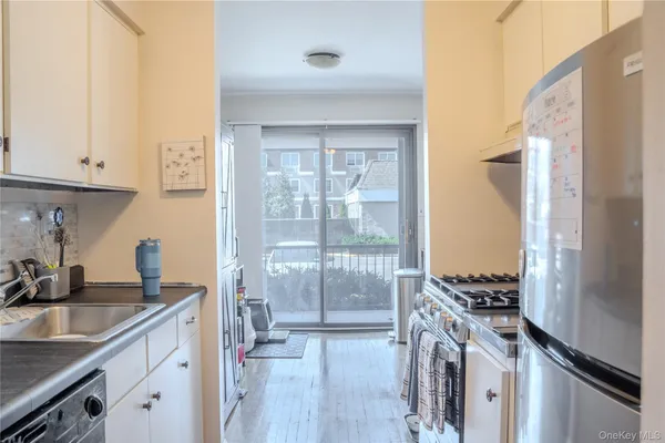 $2,500 | 210 Fulton Street, Unit 1F, Farmingdale, NY 11735