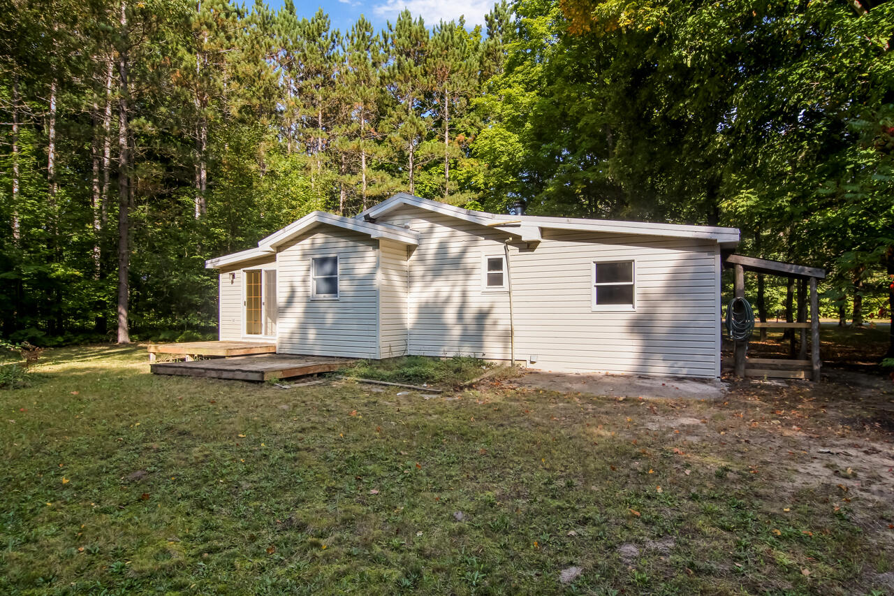 14139 Cinder Road Beulah, MI 49617 - Photo 3 of 43 3-Scene-3