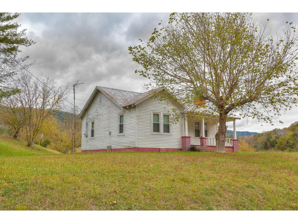 1906 Gap Mountain Road Greeneville, TN 37745 - Photo 3 of 36 Photo 3