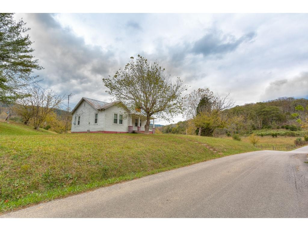 1906 Gap Mountain Road Greeneville, TN 37745 - Photo 4 of 36 Photo 4