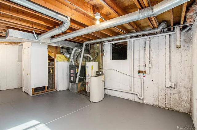 a view of room with an empty space