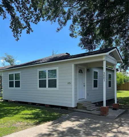 a view of a house with a backyard