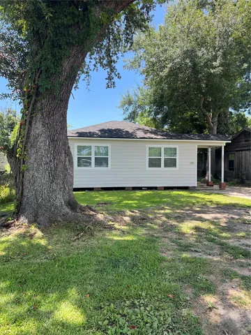 a view of a house with a backyard
