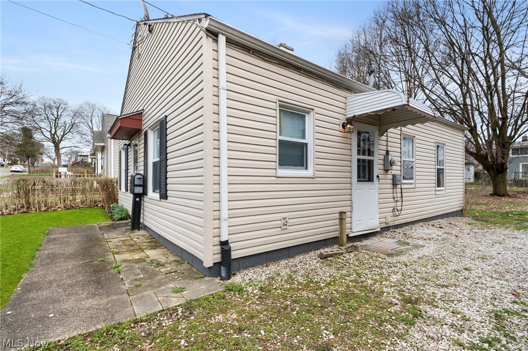 878 Reed Avenue Akron, OH 44306 - Photo 24 of 29 View of side of home with a yard