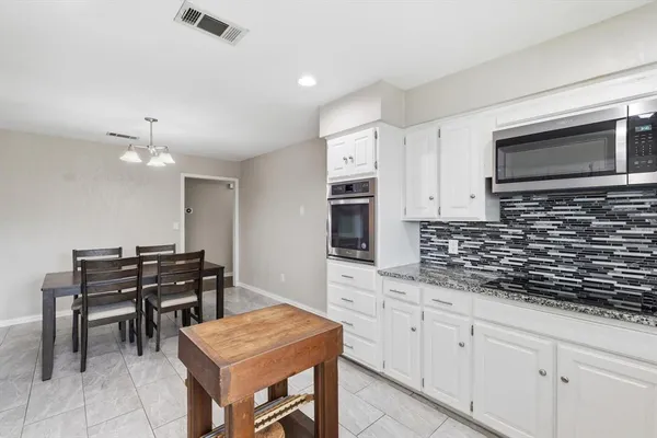 $400,000 | 2413 Meadow View, Bedford, TX 76021