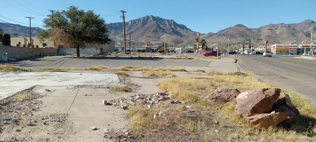 a view of a backyard of the house