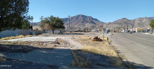 a view of the terrace of a house