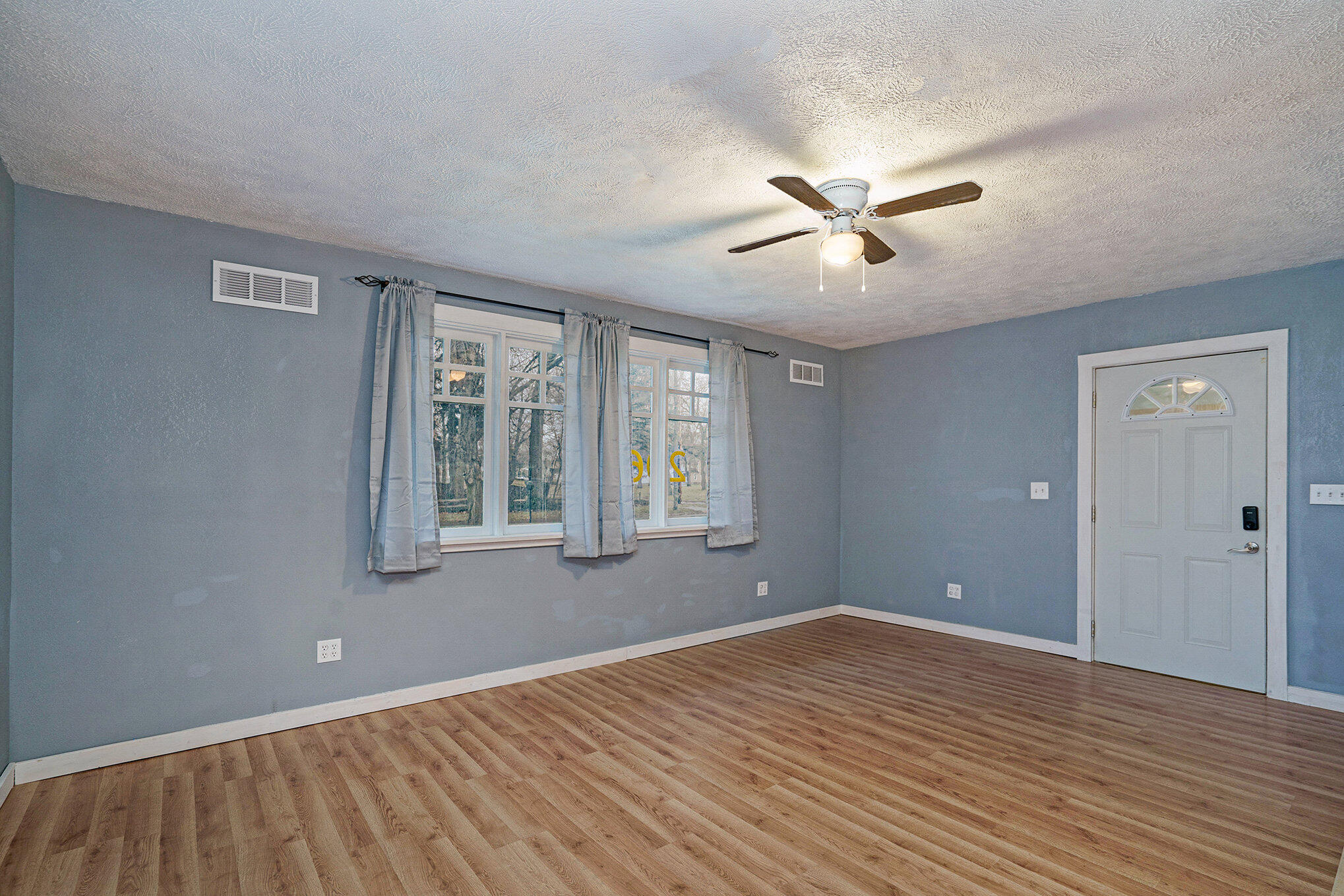 206 East Hoffman Street Three Rivers, MI 49093 - Photo 4 of 22 Living Room