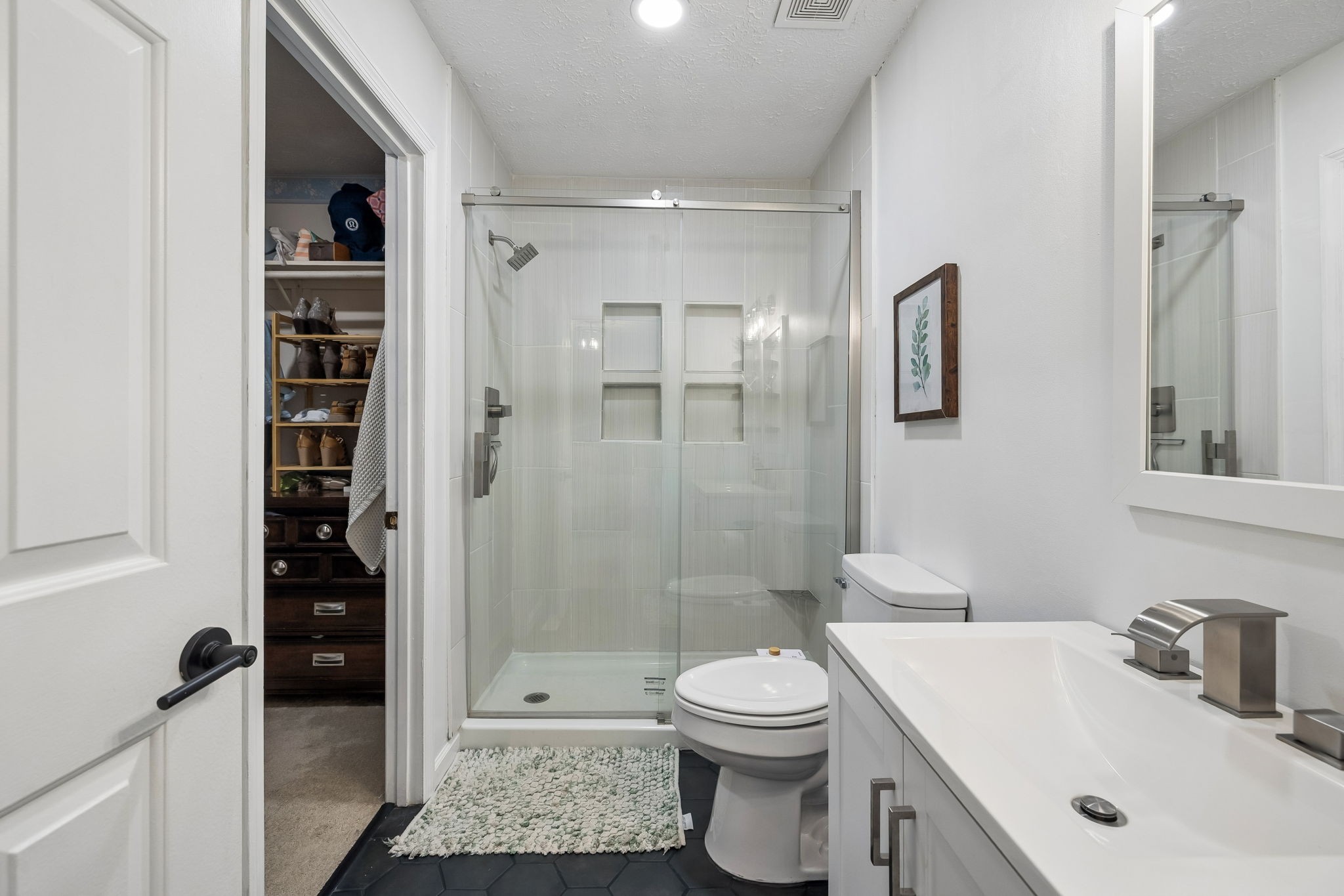 387 Huntington Ridge Drive Nashville, TN 37211 - Photo 19 of 46 a bathroom with a sink toilet and shower