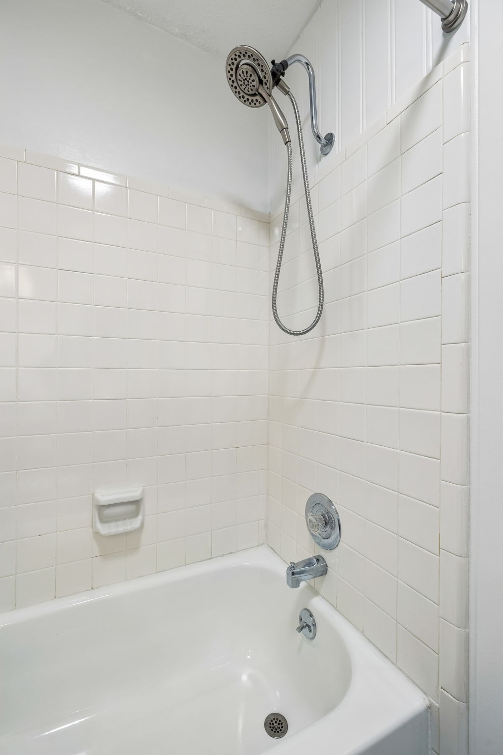 387 Huntington Ridge Drive Nashville, TN 37211 - Photo 28 of 46 a bathroom with a bath tub with a shower