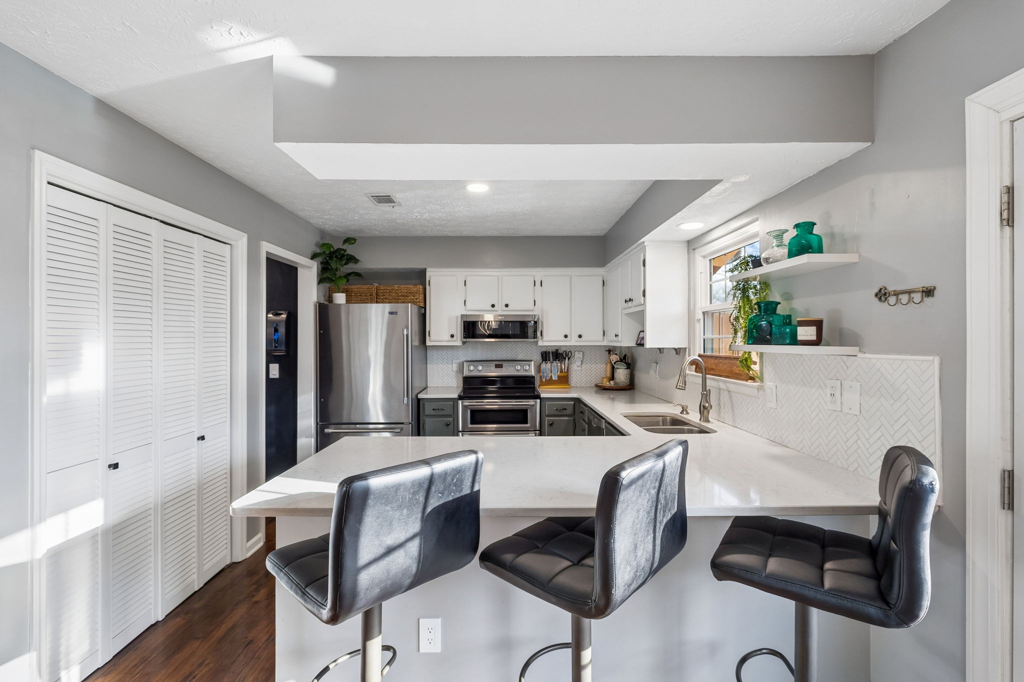 387 Huntington Ridge Drive Nashville, TN 37211 - Photo 3 of 46 a living room with furniture and a window