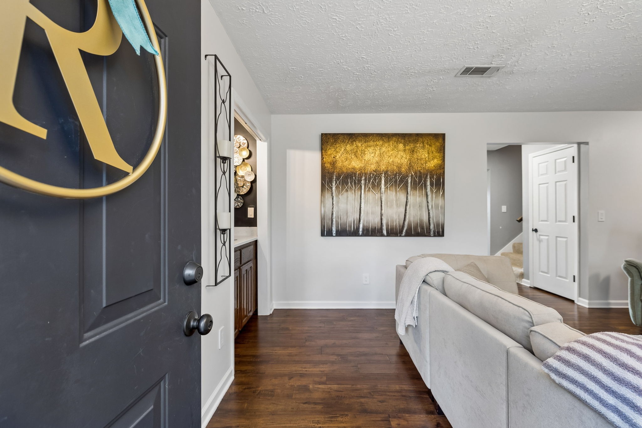 387 Huntington Ridge Drive Nashville, TN 37211 - Photo 38 of 46 a living room with furniture and a painting on the wall