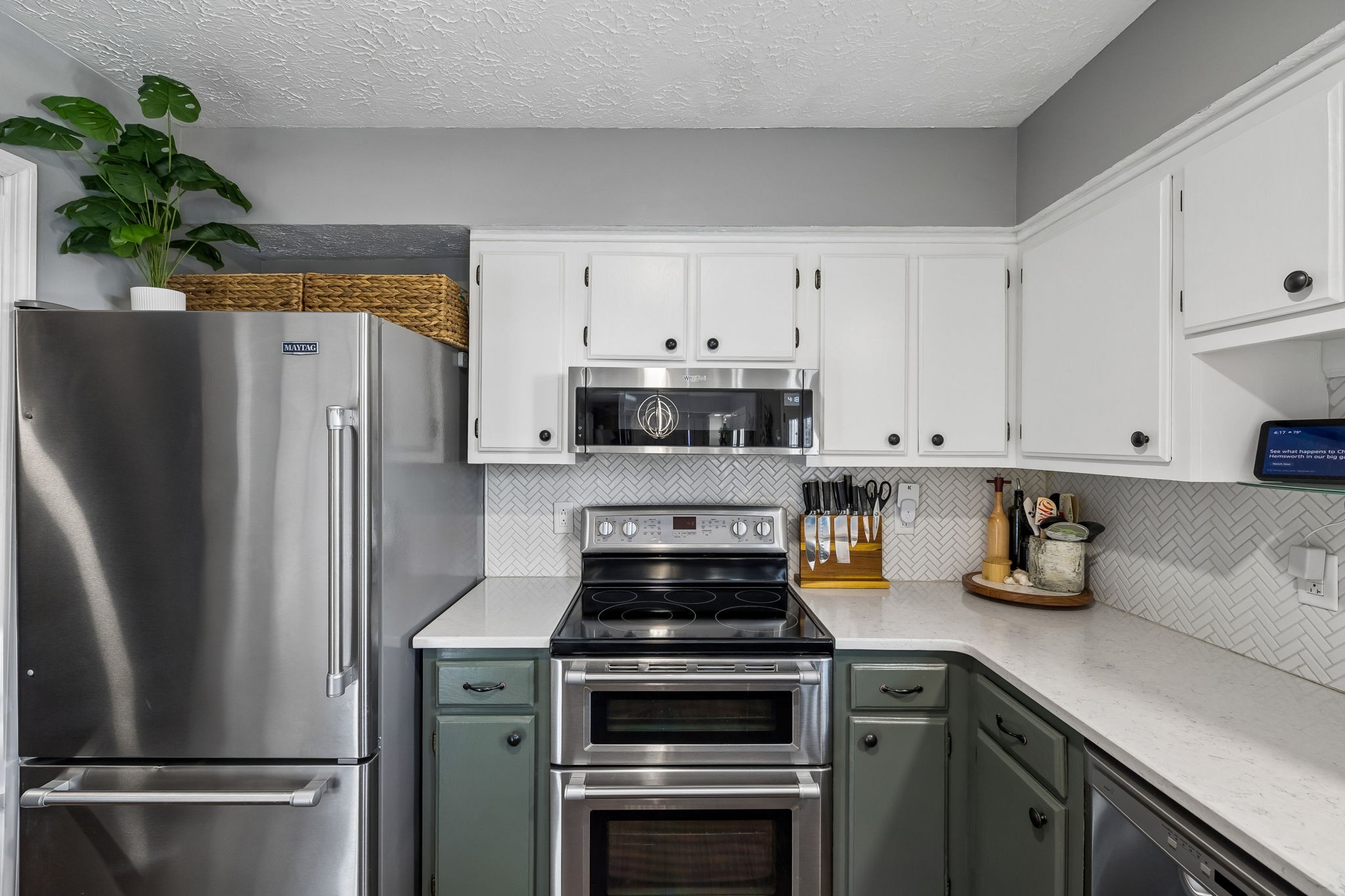387 Huntington Ridge Drive Nashville, TN 37211 - Photo 4 of 46 a kitchen with stainless steel appliances a refrigerator a stove a sink and a potted plant