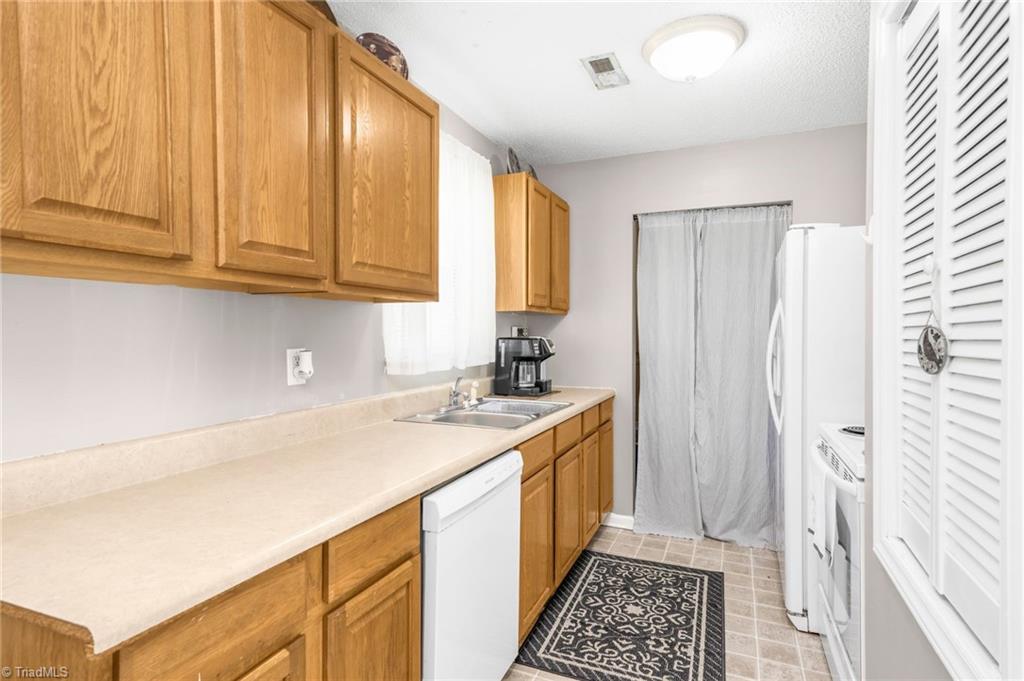 379 Robbins Road Winston-Salem, NC 27107 - Photo 7 of 33 Gallery Image 7
