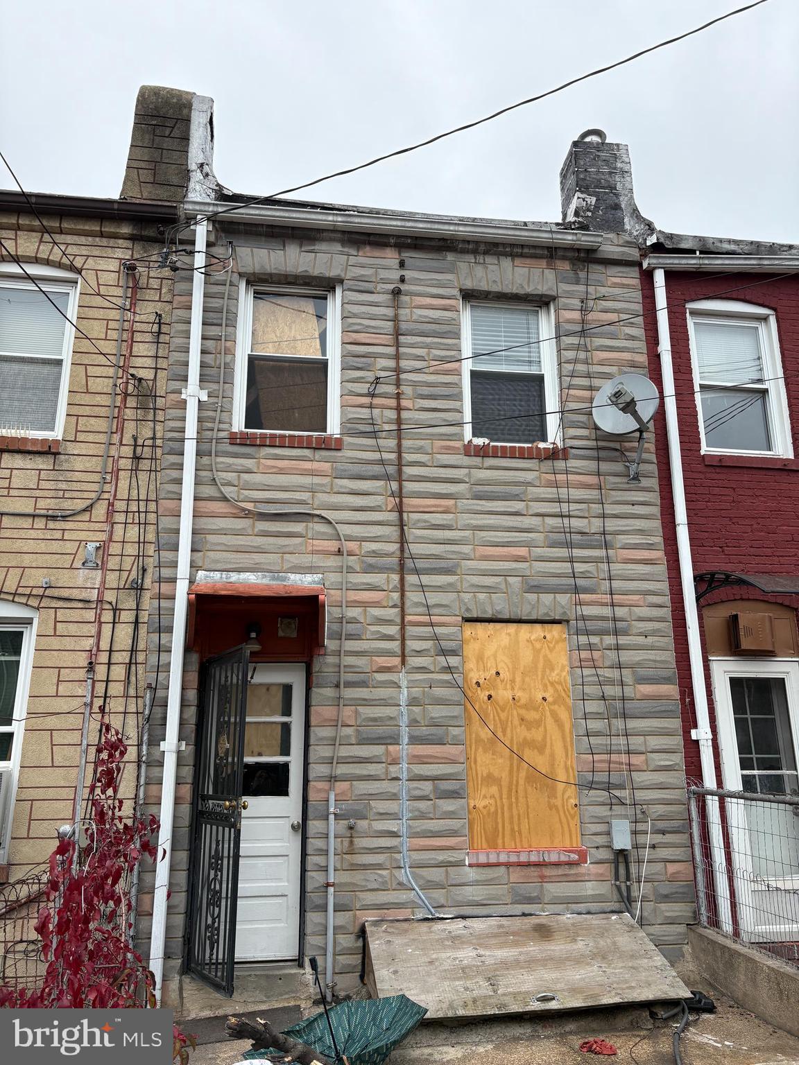 3413 Noble Street Baltimore, MD 21224 - Photo 41 of 43 a front view of a house with windows