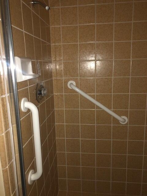 488 Ridgecrest Trail, Unit 130 Redding, CA 96003 - Photo 14 of 26 guest shower