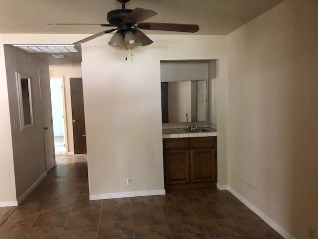 488 Ridgecrest Trail, Unit 130 Redding, CA 96003 - Photo 15 of 26 dining area and wet bar