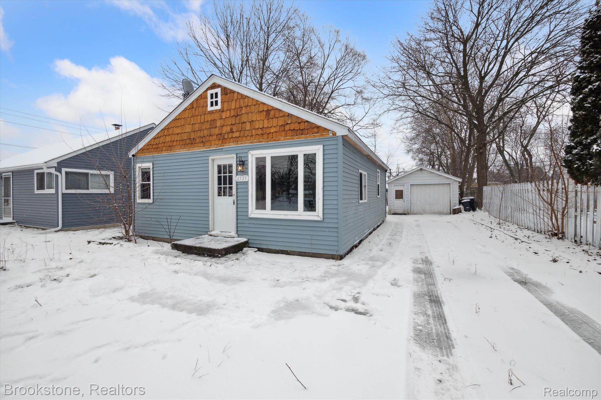 6535 Hatchery Road Waterford, MI 48327 - Photo 3 of 19 Gallery Image 3