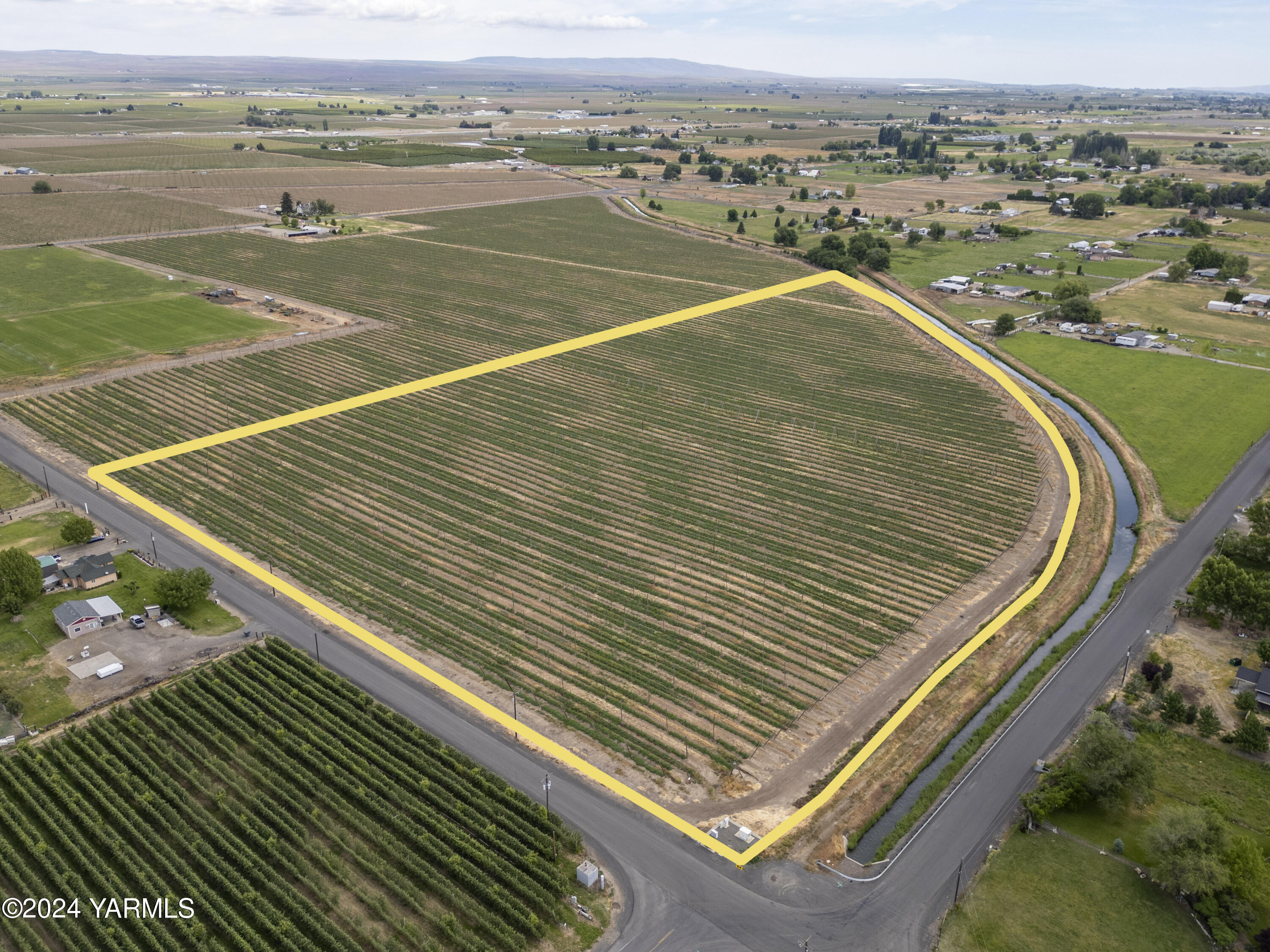 Tbd Apricot Road Grandview, WA 98930 - Photo 4 of 18 a view of a tennis court