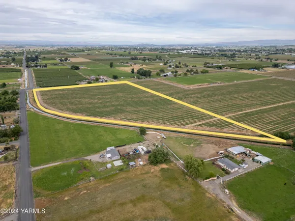 a view of a tennis court