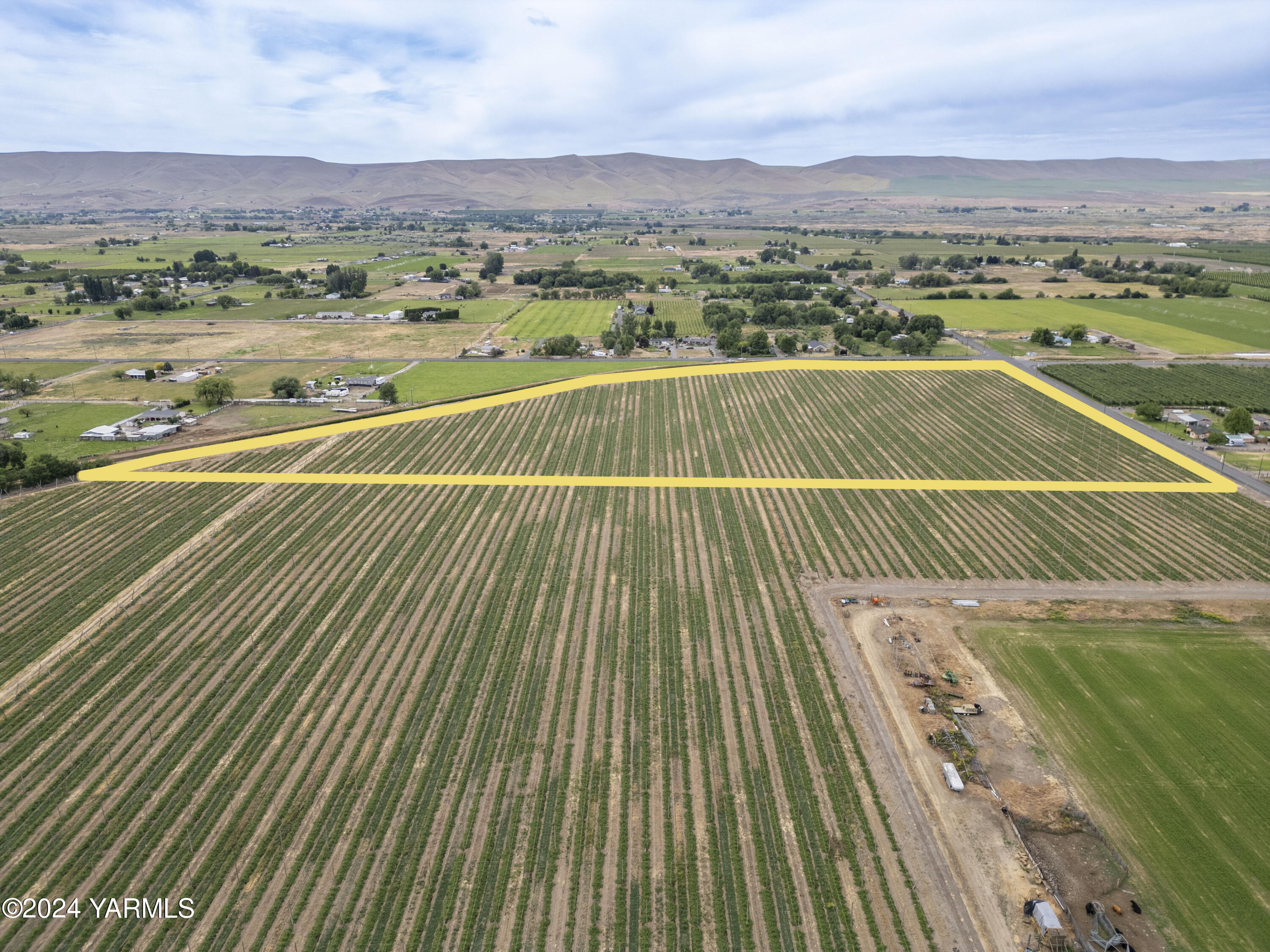 Tbd Apricot Road Grandview, WA 98930 - Photo 9 of 18 a view of a balcony with an outdoor space