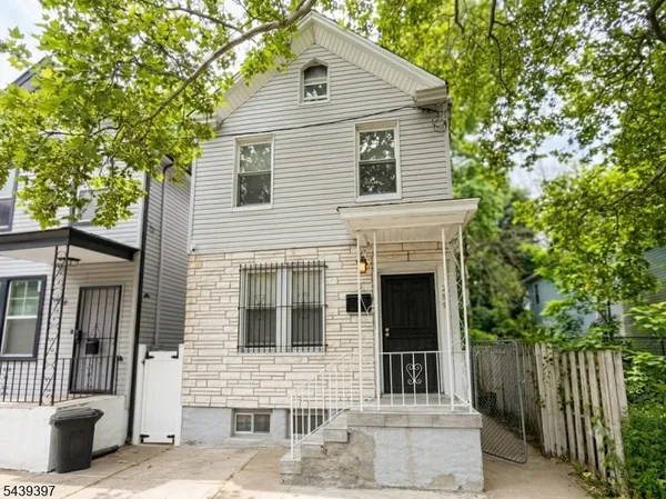 $2,400 | 289 Rose Street, Unit 1, Newark, NJ 07108