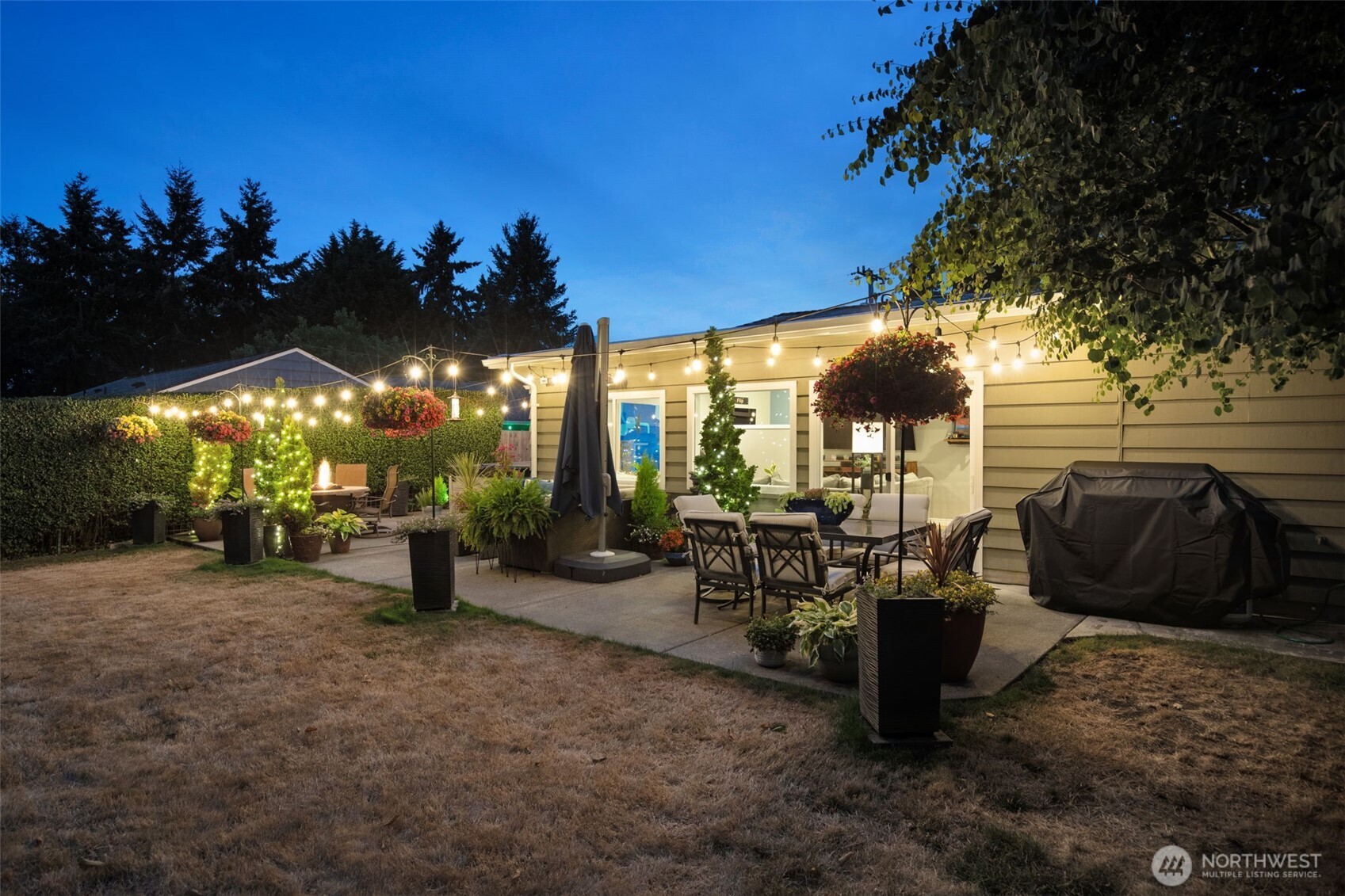 11462 35th Avenue Southwest Seattle, WA 98146 - Photo 24 of 26 a view of a tables and chairs in patio
