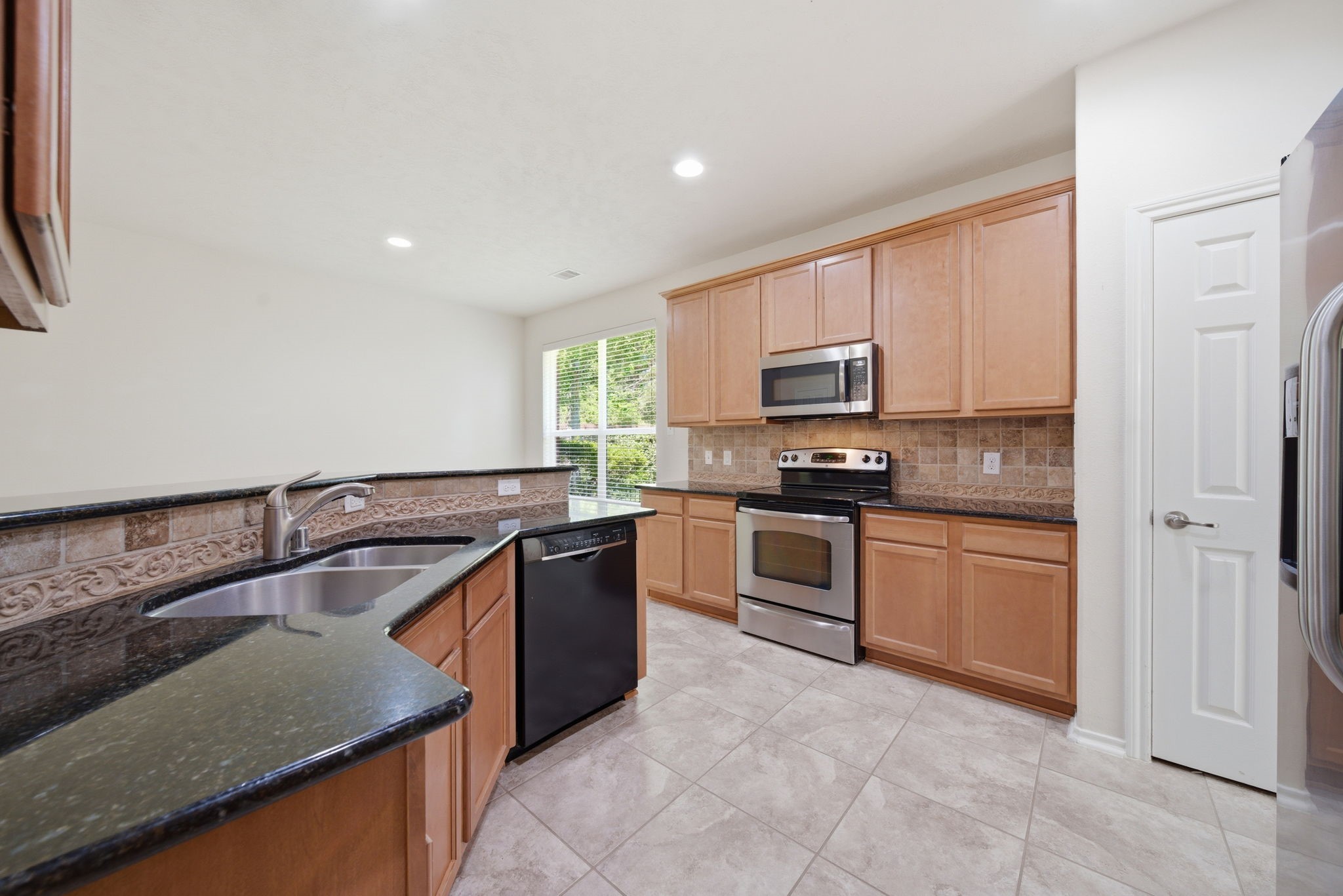 123 North Hawkhurst Circle Magnolia, TX 77354 - Photo 9 of 40