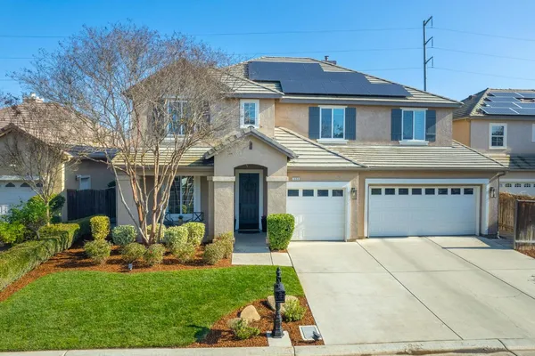 $695,000 | 4686 North Arrow Ridge Way, Clovis, CA 93619