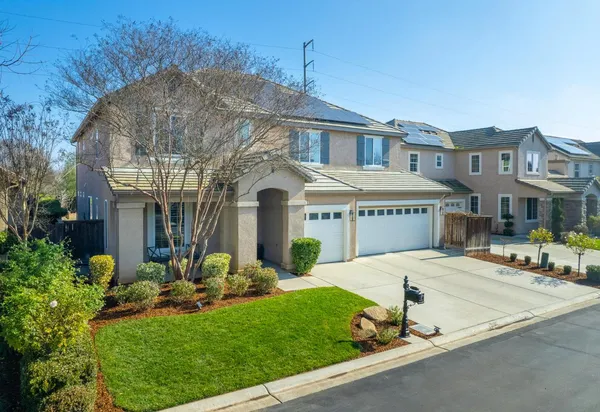 $695,000 | 4686 North Arrow Ridge Way, Clovis, CA 93619