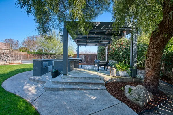 $695,000 | 4686 North Arrow Ridge Way, Clovis, CA 93619