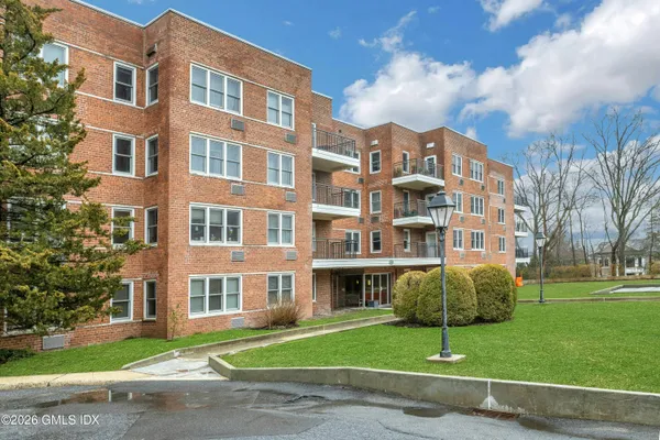 $385,000 | 50 Lafayette Place, Unit 1J, Greenwich, CT 06830