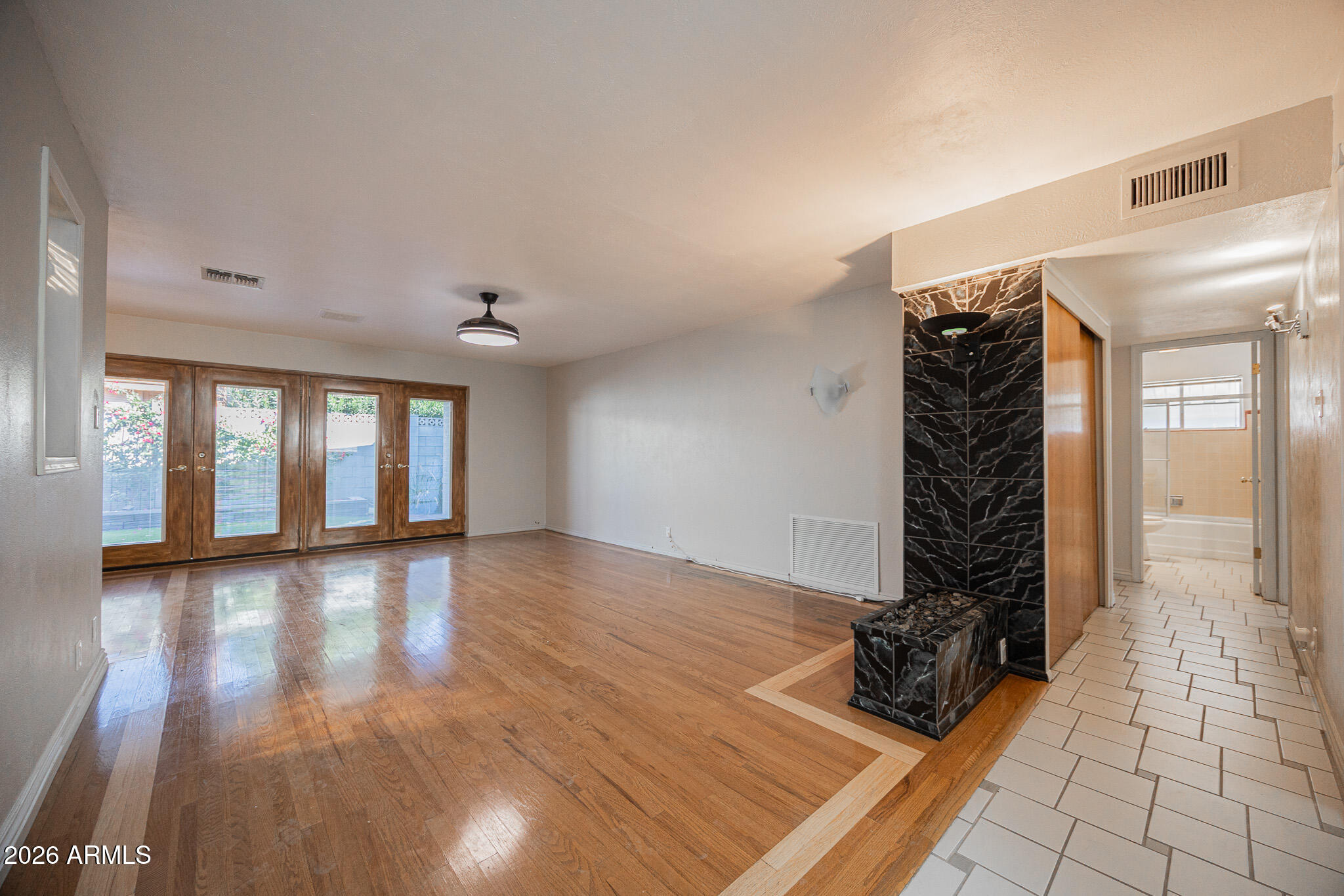 3137 North 4th Avenue Phoenix, AZ 85013 - Photo 4 of 36 a view of an empty room and window