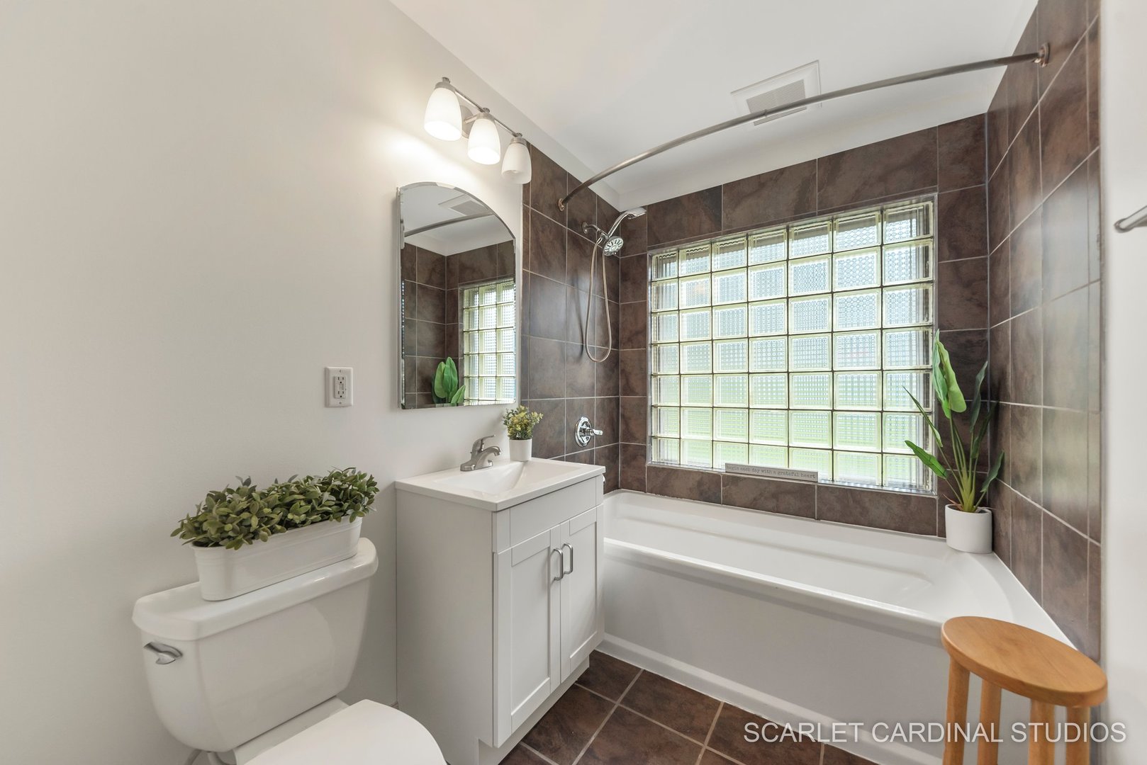 706 South Gables Boulevard Wheaton, IL 60189 - Photo 13 of 26 a bathroom with a bathtub sink vanity mirror and toilet