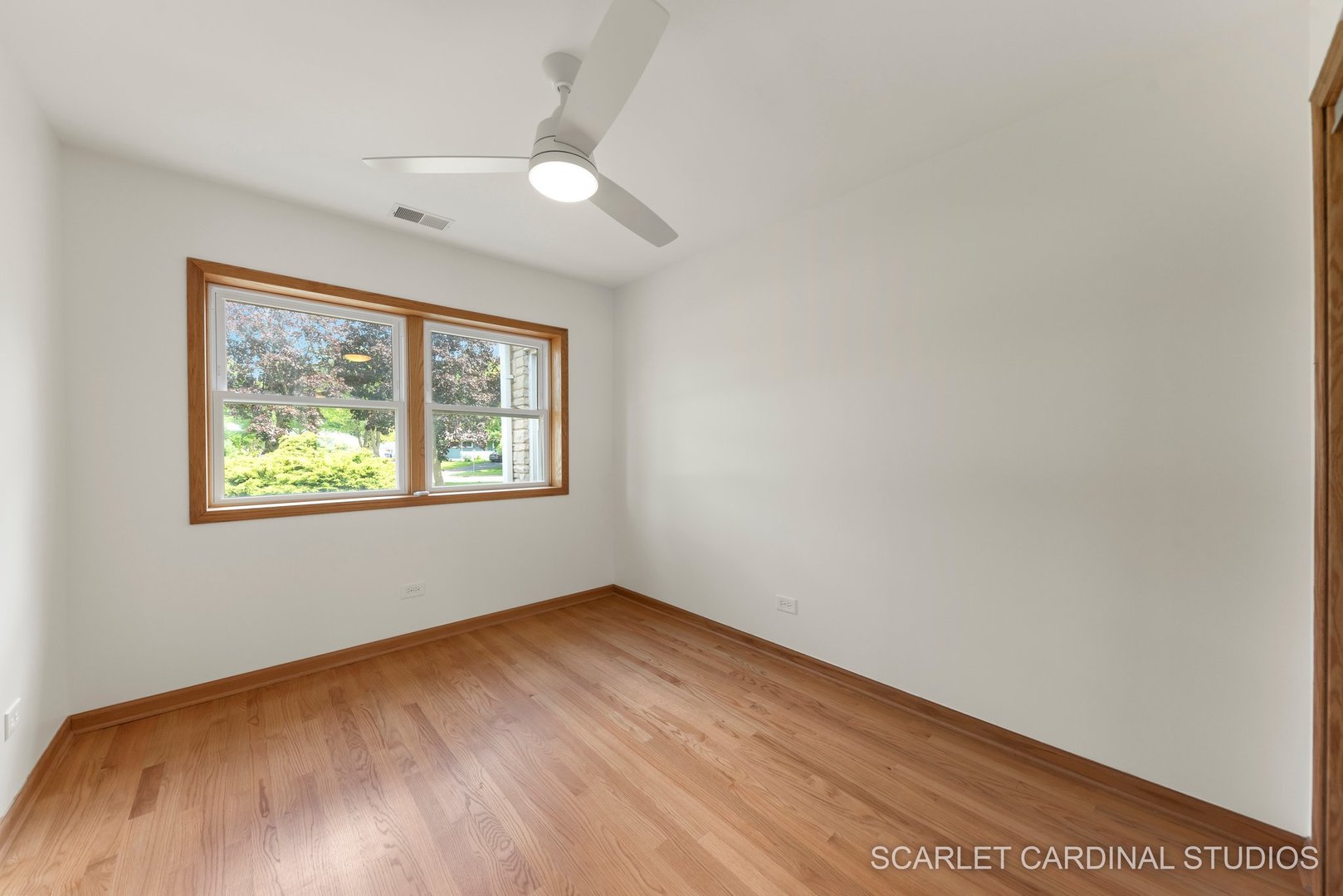 706 South Gables Boulevard Wheaton, IL 60189 - Photo 18 of 26 an empty room with a window