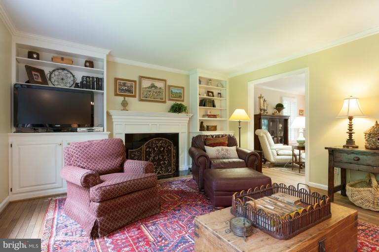 10513 Adel Road Oakton, VA 22124 - Photo 11 of 30 Family Room