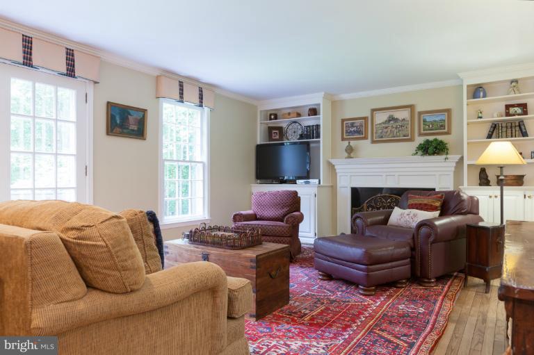 10513 Adel Road Oakton, VA 22124 - Photo 16 of 30 Family Room