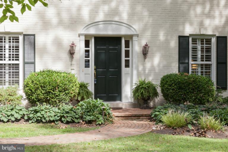 10513 Adel Road Oakton, VA 22124 - Photo 19 of 30 Exterior (Front)