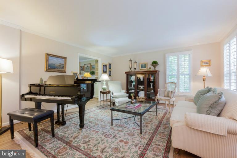 10513 Adel Road Oakton, VA 22124 - Photo 22 of 30 Living Room