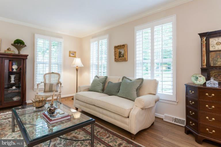 10513 Adel Road Oakton, VA 22124 - Photo 5 of 30 Living Room