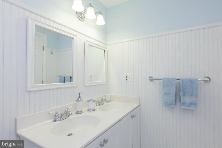 10513 Adel Road Oakton, VA 22124 - Photo 7 of 30 Bath
