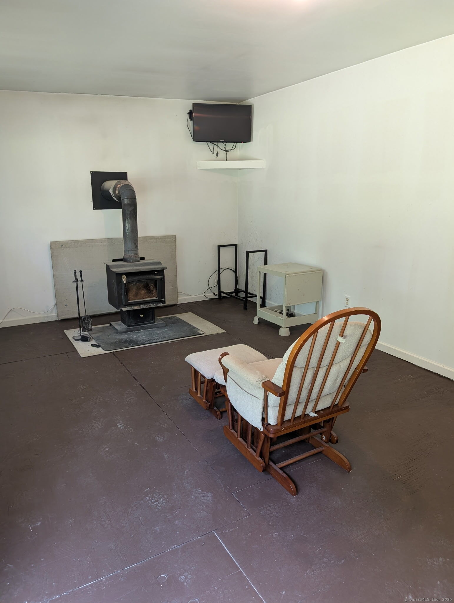 39 Loren Circle Windsor, CT 06095 - Photo 13 of 16 a living room with furniture