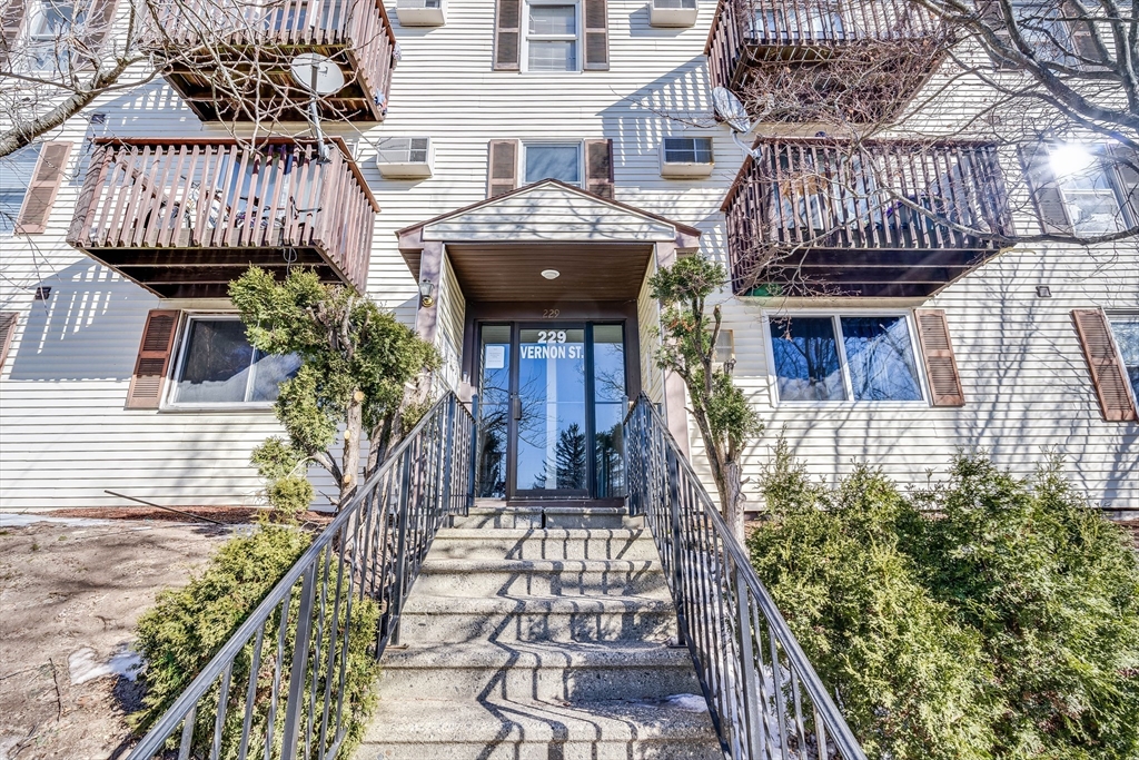 229 Vernon Street, Unit 1 Worcester, MA 01607 - Photo 1 of 4 Gallery Image 1