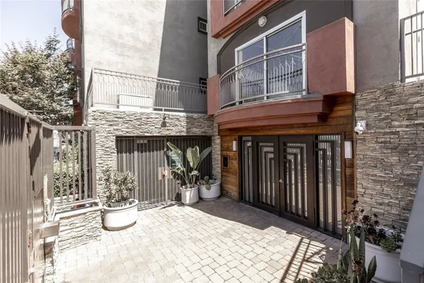 $490,000 | 11124 Burbank Boulevard, Unit 101, North Hollywood, CA 91601